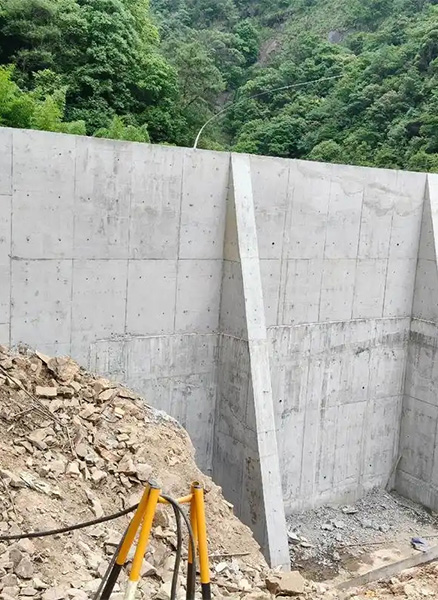 保定安国重力式挡土墙